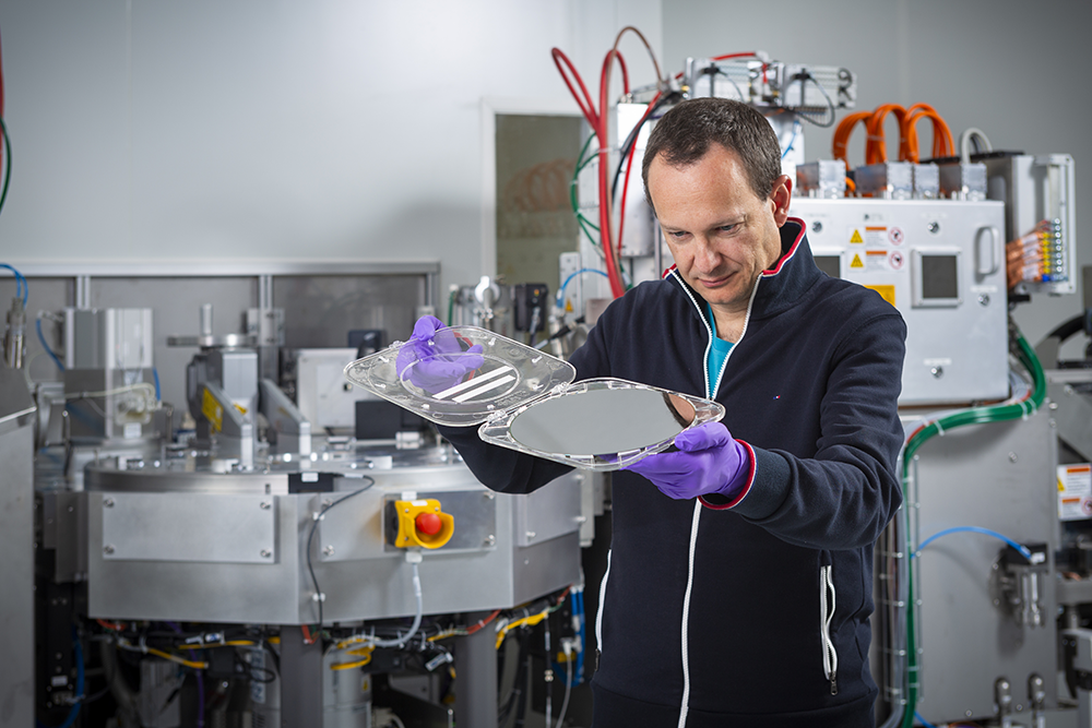 Contrôle visuel du substrat après le dépôt de films