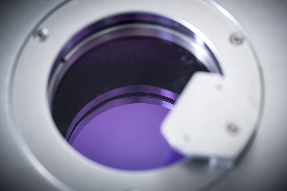 La couleur du substrat observée à travers les hublots de contrôle d’une chambre de transfert 