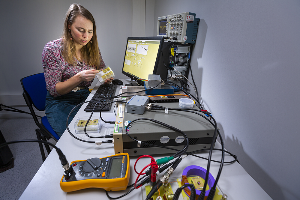 Une scientifique mesure des propriétés de magnéto-transport qui permettent de détailler la réponse sous champ magnétique des capteurs.