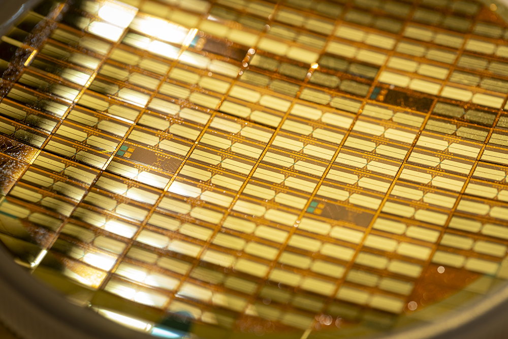 Puces découpées sur un substrat de silicium de 10 cm de diamètre pour la fabrication de magnétomètres ultrasensibles.