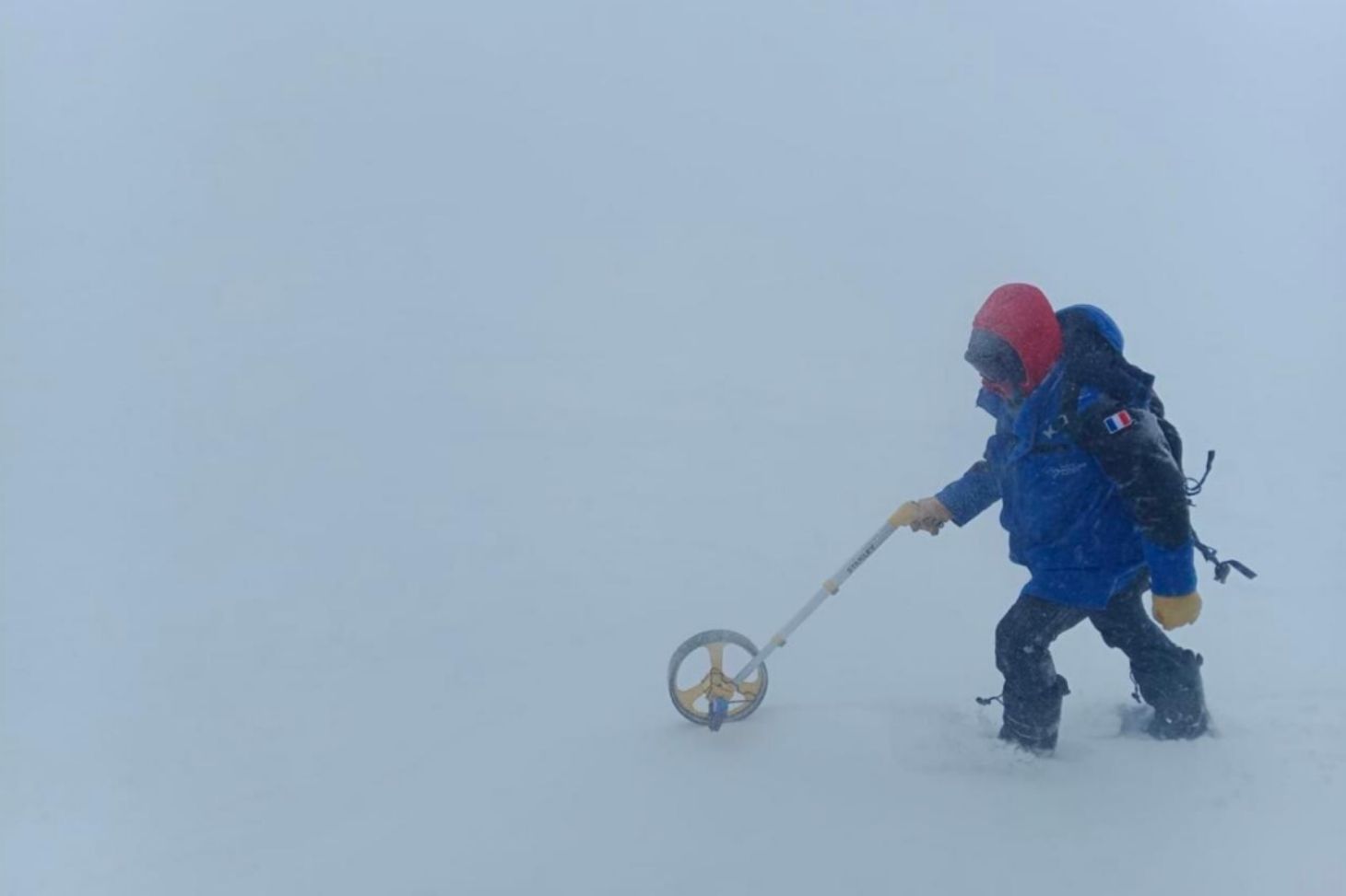 Réalisation d’un levé topographique de la surface à l’aide d’une roue topographique en conditions de blizzard en Antarctique