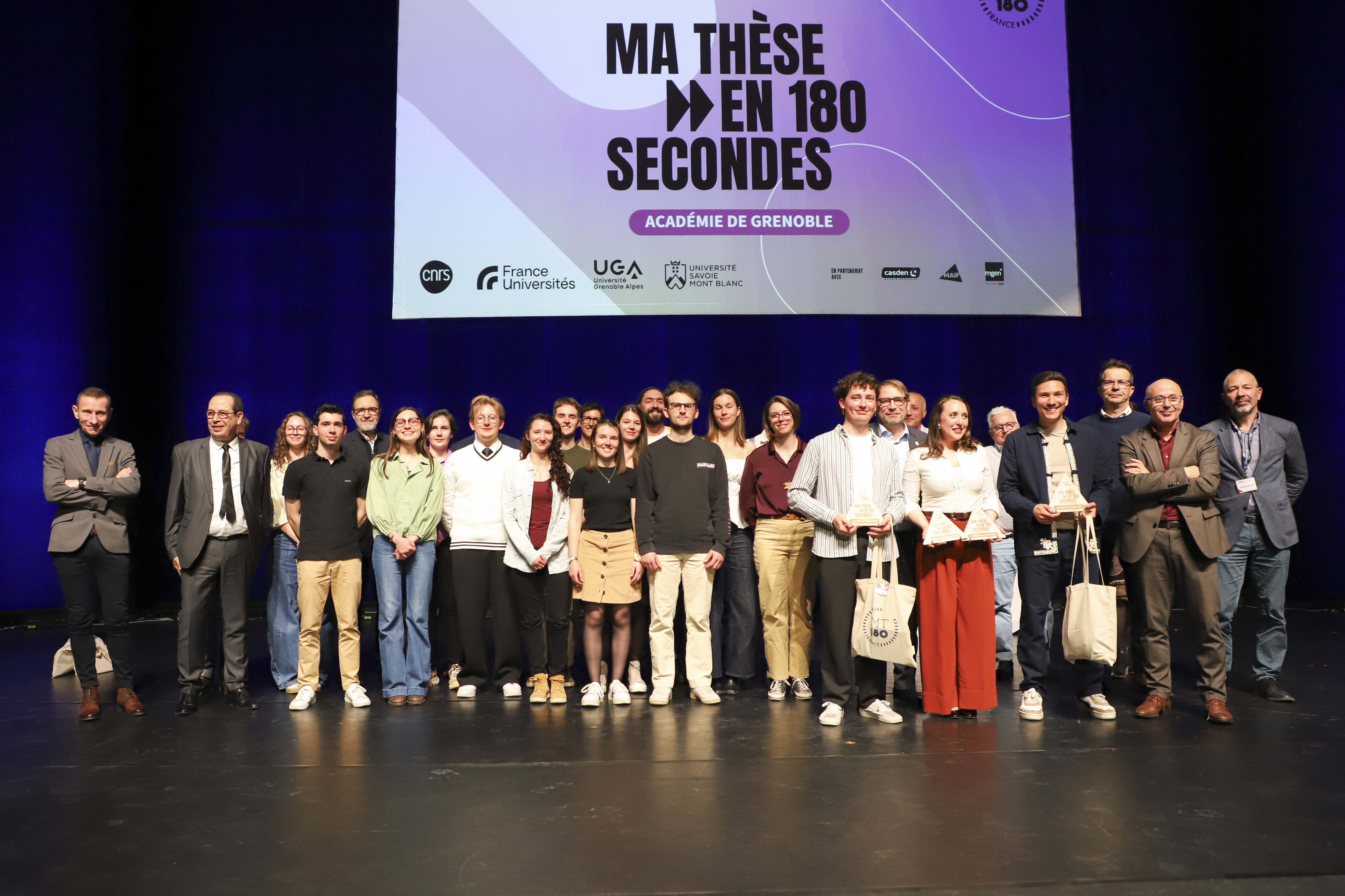 Finalistes MT180, lauréats, jury, organisateurs.