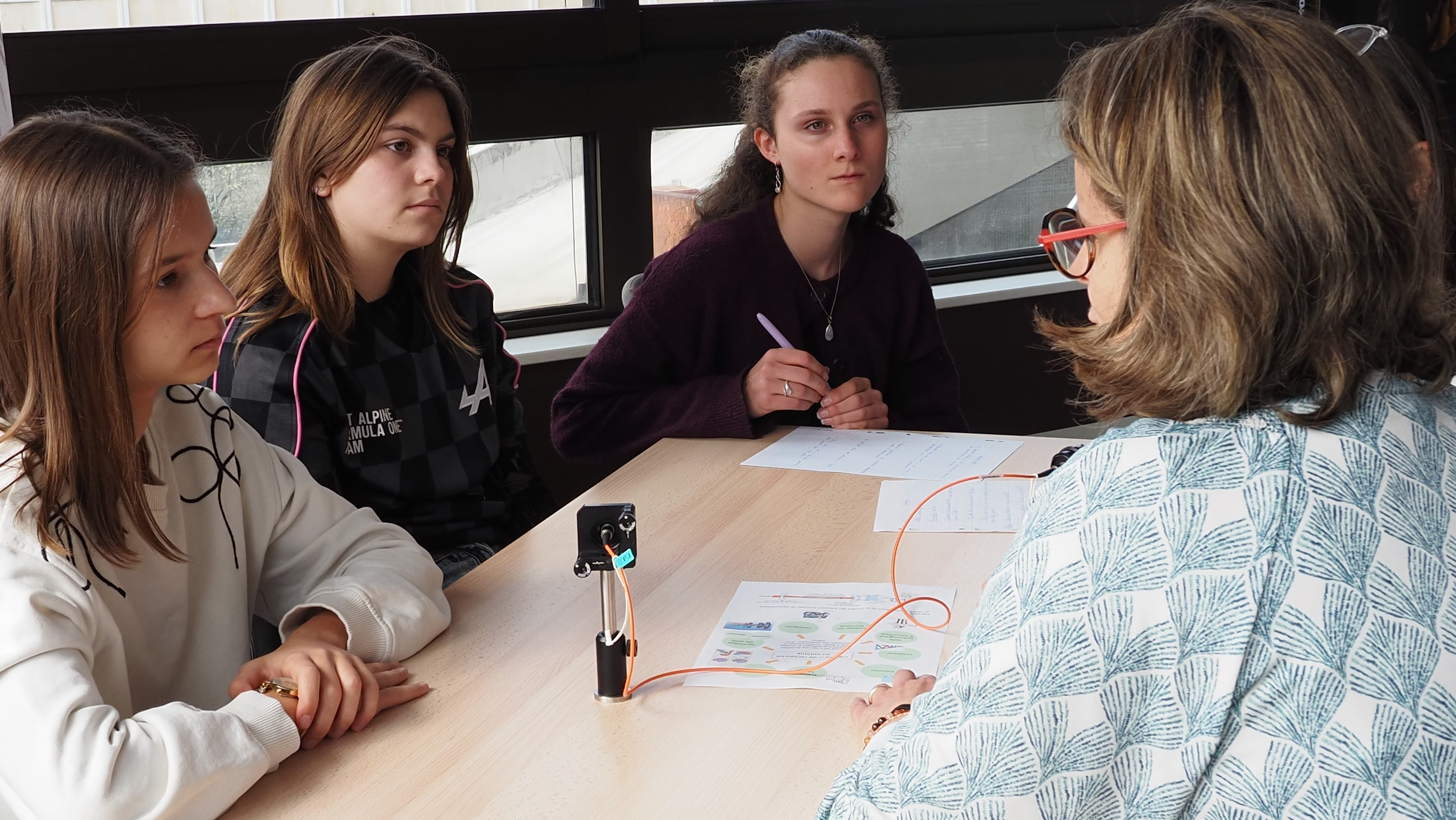 Échanges entre Corinne Félix, ingénieure de recherche CNRS à l'Institut Néel, et des élèves du lycée Marie Curie d’Échirolles