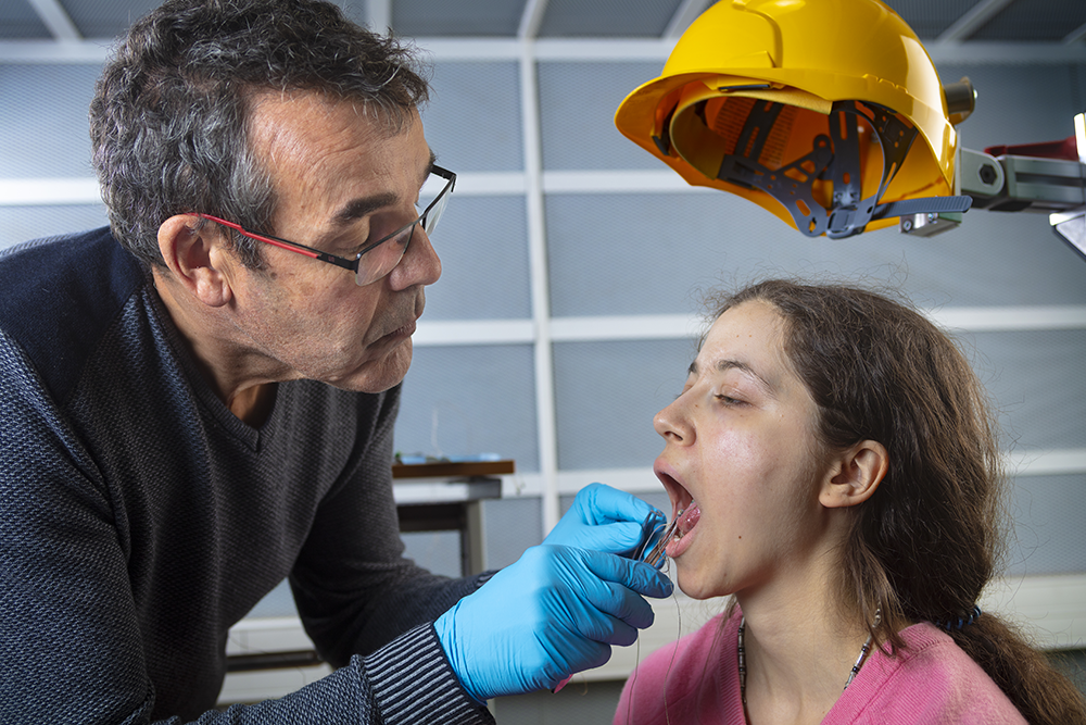 Collage des capteurs sur la langue du sujet pour enregistrer sa position et les mouvements qu’elle effectue lors de la production de la parole