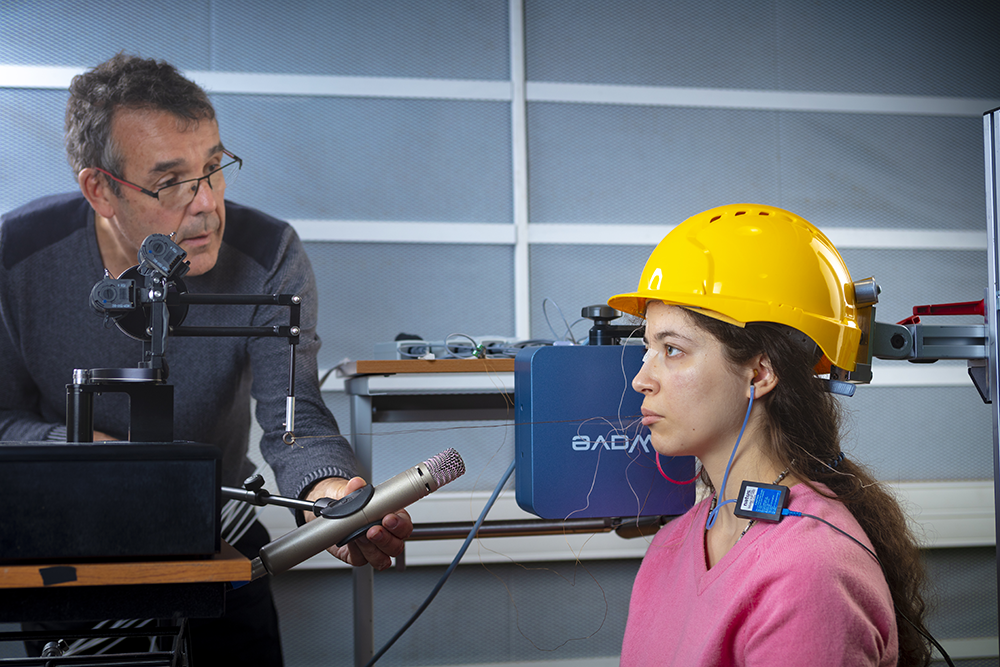 Réglage du microphone permettant d'enregistrer le signal sonore de la parole produite