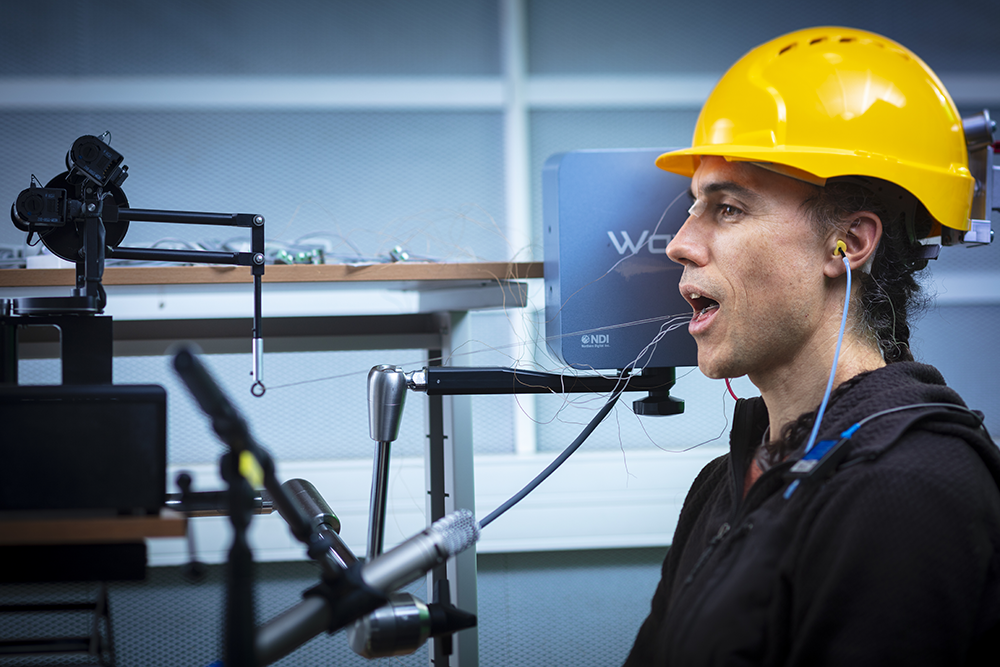 Sujet produisant de la parole dans des conditions expérimentales perturbant la position de leur langue et leur retour auditif