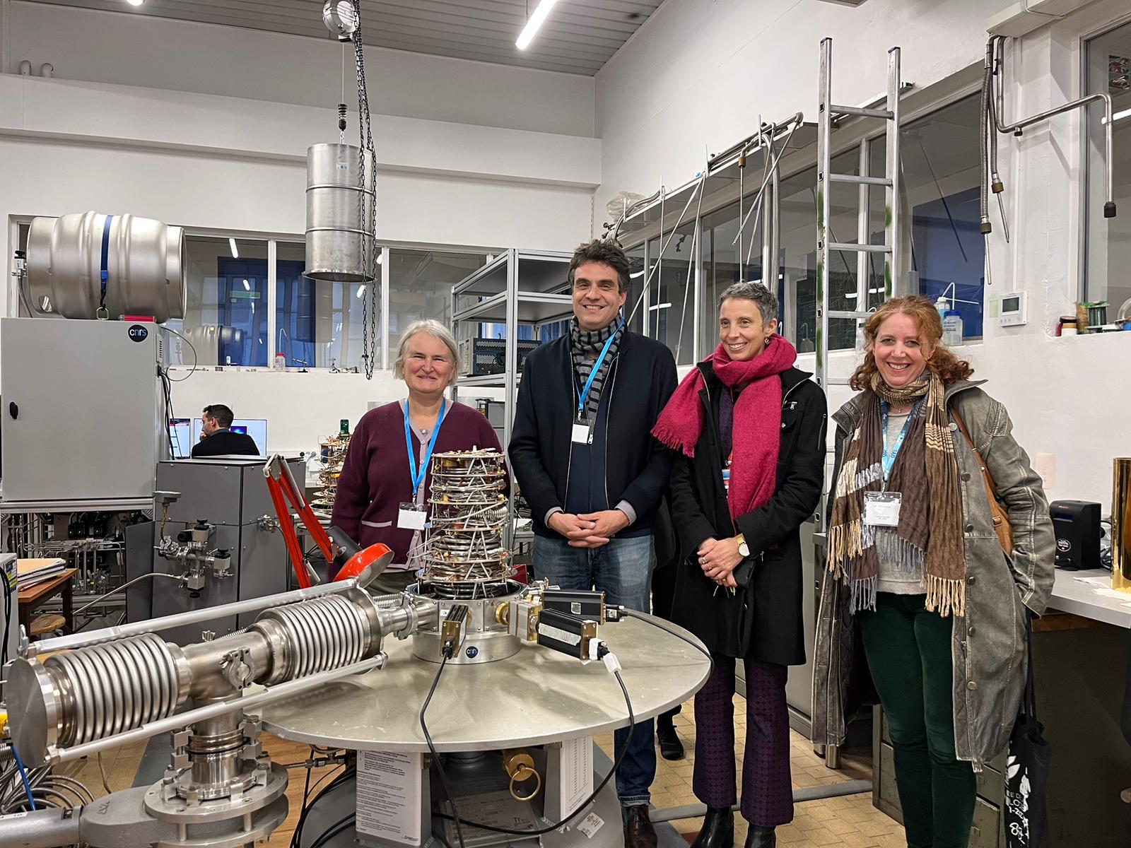 Cryostat à dilution "sionludi" ouvert donnant vue sur les différents étages - Equipe QuantECA de l'Institut Néel du CNRS