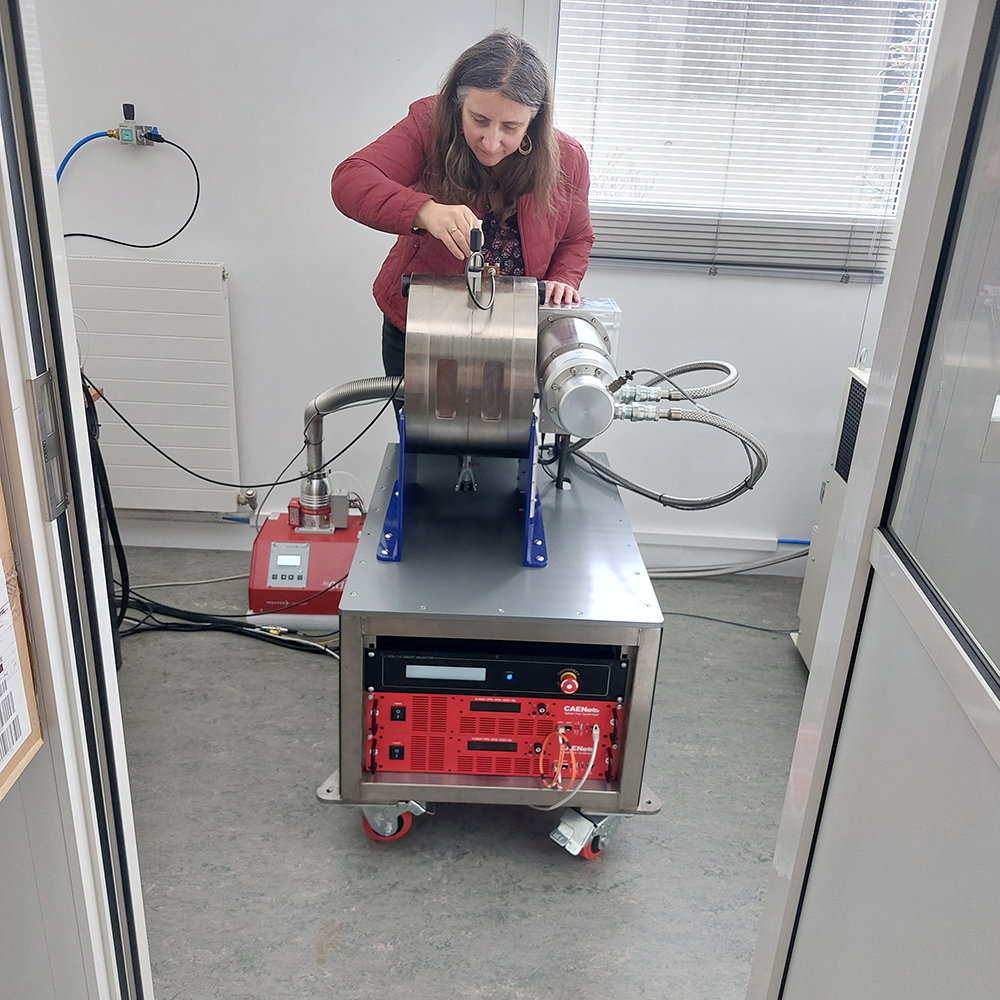 Une scientifique installe un échantillon contenant l'agent de contraste dans le relaxomètre pour mesurer la relaxivité