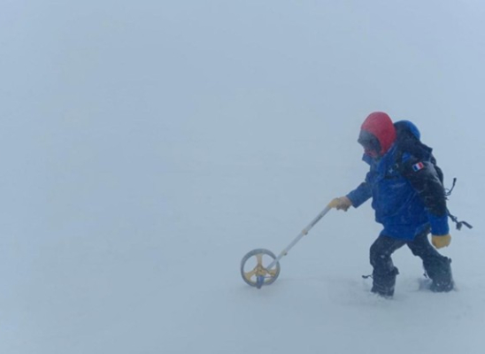 Réalisation d’un levé topographique de la surface à l’aide d’une roue topographique en conditions de blizzard en Antarctique